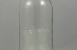 Świecznik butelka z białym kwiatem