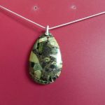 Zielony jaspis cesarski z pirytem, duża łezka, wisiorek na łańcuszku - 