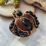 żuk z koralików i kryształów - Tył wykończony ekoskórą i solidnym zapięciem – trwałość i komfort noszenia.