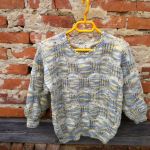 Sweterek dla dziewczynki na drutach z welny - 