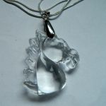 Oczyszczający bezbarwny kryształ górski - wisiorek z koniem - 