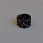 Pierścionek koralikowy czarny 9 - pierścionek koralikowy