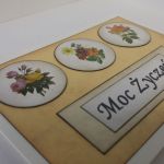 Kartka uniwersalna - Moc życzeń (2) - Ozdobne żetony z naklejkami kwiatów