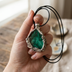 Brutalistycznym wisior z Malachitem - Naszyjnik z surowego malachitu na rzemieniu