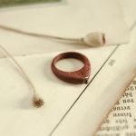Czerwony pierścionek z peridotem - drewniany pierścionek