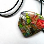 Kolorowy jaspis tęczowy, wisiorek tarcza na rzemyku - 