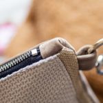 Jasna kopertówka na wzorzystym pasku w kwiaty - 