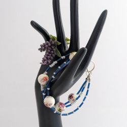 Bransoletka z trzech sznurów szklanych, granatowych oraz ceramicznych koralików