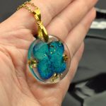 Wisiorek z turkusową hortensją i złotymi płatkami - turkusowy kwiat wisiorek