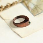Elegancki drewniany pierścionek z peridotem - pierścionek z peridotem