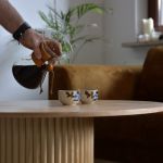 okrągły, ręcznie robiony stolik kawowy - zbliżenie