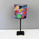 Kolorowa lampa stojąca nIEZAMKNIĘTY kOLOR S - Ze wzorem na podstawie obrazu.