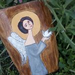 Anioł z gołąbkiem  w popielatej sukience - akryl na desce - widok