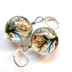 Kwiaty zatopione w szkle, efektowne kolczyki, srebro