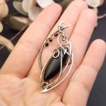 Srebrny wisiorek z czarnym onyksem – elegancka biżuteria handmade, unikatowy design - srebrny wisior z onyksem