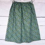 Granatowa spódniczka w kolorowe kwiatki - spódnica