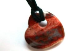 Ochronny jaspis cesarski, asymetryczne serduszko, delikatny wisiorek