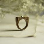 Akacjowy pierścionek z turkusem - drewniany pierścionek
