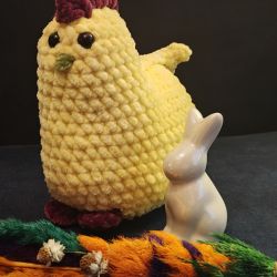 Kurka na szydełku handmade maskotka dekoracja Wielkanoc 18 cm żółta