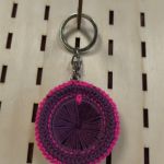 Ręcznie robiony brelok – mini kapelusz szydełkowy fioletowo- różowy - Breloczek kapelusz fioletowo- różowy