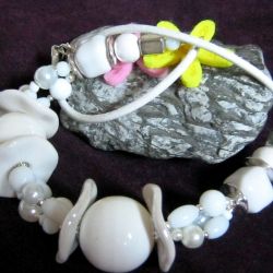 Biały naszyjnik z porcelaną i kamieniami
