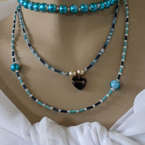 Naszyjnik z trzech połączonych sznurów, ze szklanych koralików w odcieniach niebieskiego i zawieszką w kształcie serca (z recyklingu)