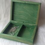 płaska szkatułka na biżuterię z różami retro - wnętrze w użyciu