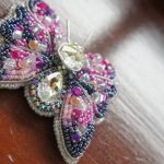 Broszka motylkowa w kolorze granatowym i różowym - Przypnij go do płaszcza lub torebki, pozwól mu towarzyszyć Ci podczas przemiany, lub podaruj komuś kto może właśnie teraz potrzebować wsparcia duchowego.