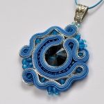 Wisiorek niebiesko-srebrny I - w centrum znajduje się szklany kaboszon