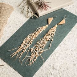 Długie drewniane kolczyki z brzoskwiniowym lnem