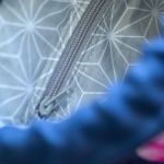 Granatowa listonoszka z kominem w kwiaty - 