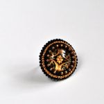 Pierścionek koralikowy z grafiką 1 - pierścionek czarno-złoty
