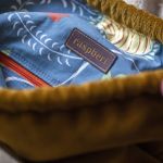 Miodowa welurowa torba z kominem do wózka w kwiaty - 