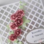 Kartka W DNIU ŚLUBU z różami - Srebrzysto-biała Pamiątka Ślubu