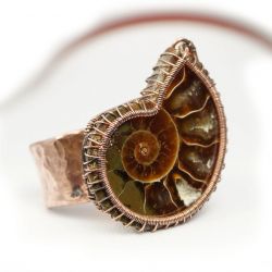Miedziany pierścionek ze skamieliną ammonitu