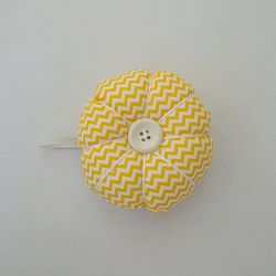 Poduszka na igły igielnik żółty zygzak