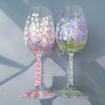 Ręcznie malowany kwiecisty kieliszek do wina, soku 280 ml. - ręcznie malowany