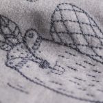 Plecaczek worek dla dziecka z ręcznym haftem – szary, handmade - 