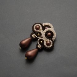 brązowo-kremowe kolczyki lub klipsy sutasz