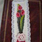Zakładka haftowana z tulipanami - zbliżenie boczne