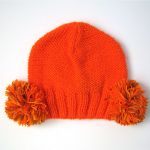 pomarańczowa czapka z pomponami - 