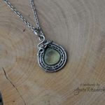 Wisiorek prehnit, stal chirurgiczna - Zawieszony został na krótkim łańcuszku ze stali chirurgicznej