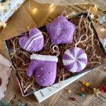 Ozdoby świąteczne, Zawieszki choinkowe - Zestaw składa się z 4 ozdob świątecznych w kolorystyce biało-fioletowej