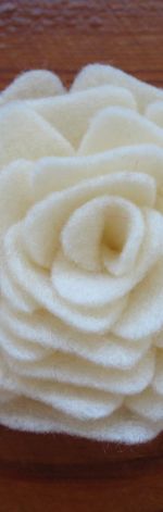 Broszka z filcu - kremowa róża
