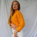 sweterek z warkoczem - kolory - bok swetra