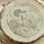 Anioł na dębowym drewnie - null