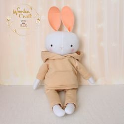 Króliczek Eddie w beżowym dresiku przytulanka