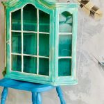 Turkusowa witryna wisząca z półkami, oszklona, ręcznie postarzana, z duszą - 