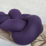Poduszka precel fioletowa - Zbliżenie