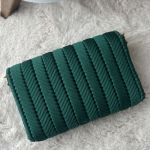 Zielona pleciona torebka handmade z motylkiem – elegancka mała torebka damska na łańcuszku - tył torebki